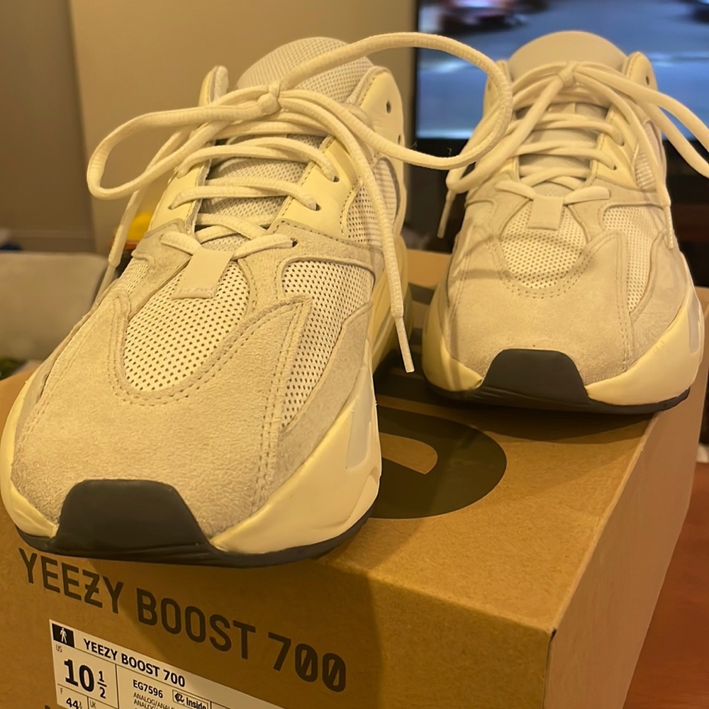 Yeezy 700 Analog sz 10.5